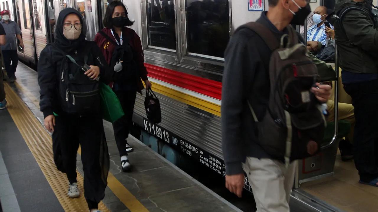 Dalam kesempatan yang sama, Vice President Corporate Secretary KAI Commuter Line, Anne Purba menjamin selama proses retrofit ini tidak akan mengurangi frekuensi perjalanan KRL beroperasi.