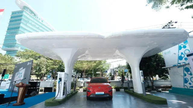 Stasiun Pengisian Kendaraan Listrik Umum (SPKLU) pertama di gerbang Indonesia Timur, yakni di Kantor PLN Unit Layanan Pelanggan (ULP) Mattoanging, Kota Makassar, Sulawesi Selatan.