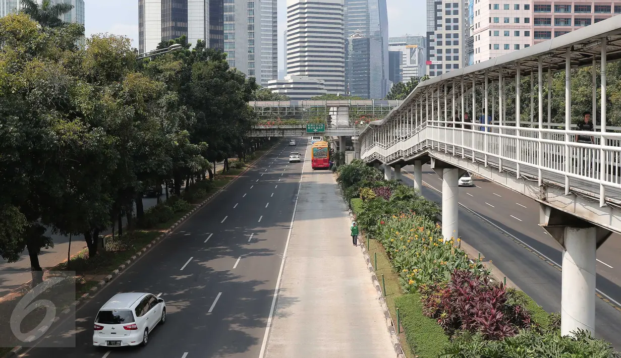 Suasana jalan lengang di Jakarta, Jumat (25/3). Libur panjang dimanfaatkan masyarakat yang biasanya berkativitas di Jakarta untuk menikmati libur hari Paskah keluar kota. (Liputan6.com/Angga Yuniar)