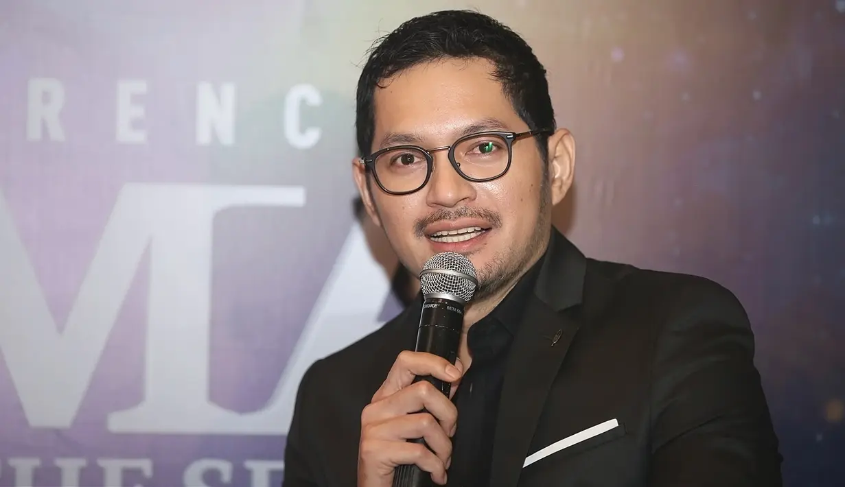 Hal ini disebabkan karena Evan Sanders dan Robby Purba menjadi pembawa acara mendampingi Roy Kiyoshi dalam serial Karma The Series yang disutradarai Shriddar Jetty. (Bambang E. Ros/Bintang.com)