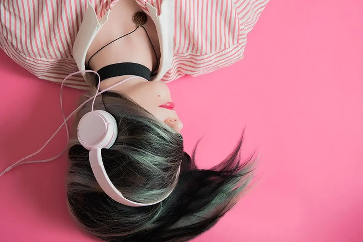 Mendengarkan musik/ Unsplash Elice