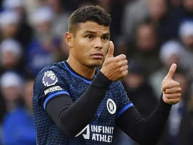 Pemain Chelsea, Thiago Silva, saat melawan Wolverhampton Wanderers pada laga pekan ke-18 Liga Inggris di Stadion Molineux, Minggu (24/12/2023). The Blues takluk 1-2. (AP Photo/Rui Vieira)