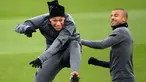 Penyerang Paris Saint-Germain (PSG) Kylian Mbappe dan Rafinha bercanda selama sesi latihan di tempat latihan klub Camp des Loges di Saint-Germain-en-Laye, Senin (6/12/2021). PSG akan melawan Club Brugge pada matchday terakhir fase grup Liga Champions, Rabu (8/12) dini hari WIB. (FRANCK FIFE/AFP)