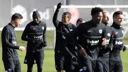 Para pemain Eintracht Frankfurt menghadiri sesi latihan jelang menghadapi Napoli pada pertandingan sepak bola babak 16 besar Liga Champions di Frankfurt, Jerman, 20 Februari 2022. Eintracht Frankfurt akan menghadapi Napoli di Waldstadion atau Deutsche Bank Park pada 22 Februari 2023 pukul 03.00 WIB. (Daniel ROLAND/AFP)