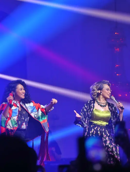 Aksi panggung Yura dan Reza. Keduanya begitu semangat menghibur para penonton yang sejak matahari terbenam memadati area konser. (Nurwahyunan/Bintang.com)