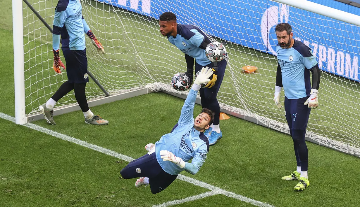 Penjaga gawang Manchester City, Ederson menepis bola saat sesi latihan di stadion Dragao di Porto, Portugal, Jumat (28/5/2021). Manchester City akan bertanding melawan Chelsea pada babak final Liga Champions pada Sabtu malam atau Minggu (30/5/2021) dini hari. (Michael Steele/Pool via AP)
