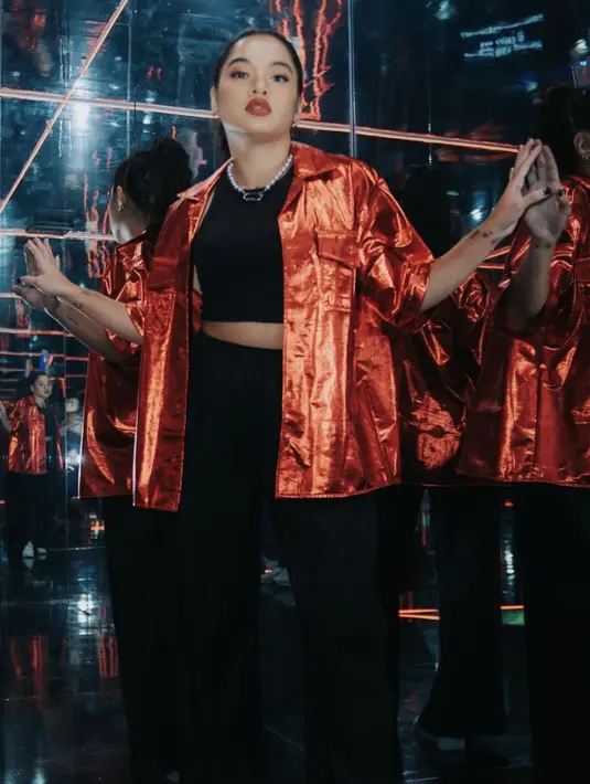 Kali ini Cantika Abigail juga tampak begitu memukau dengan aksen metalik pada kemeja. Untuk mengimbangi gayanya, ia memadukan dengan nuansa hitam sehingga semuanya terlihat begitu balance.  [Foto: Instagram/ Cantika Abigail]