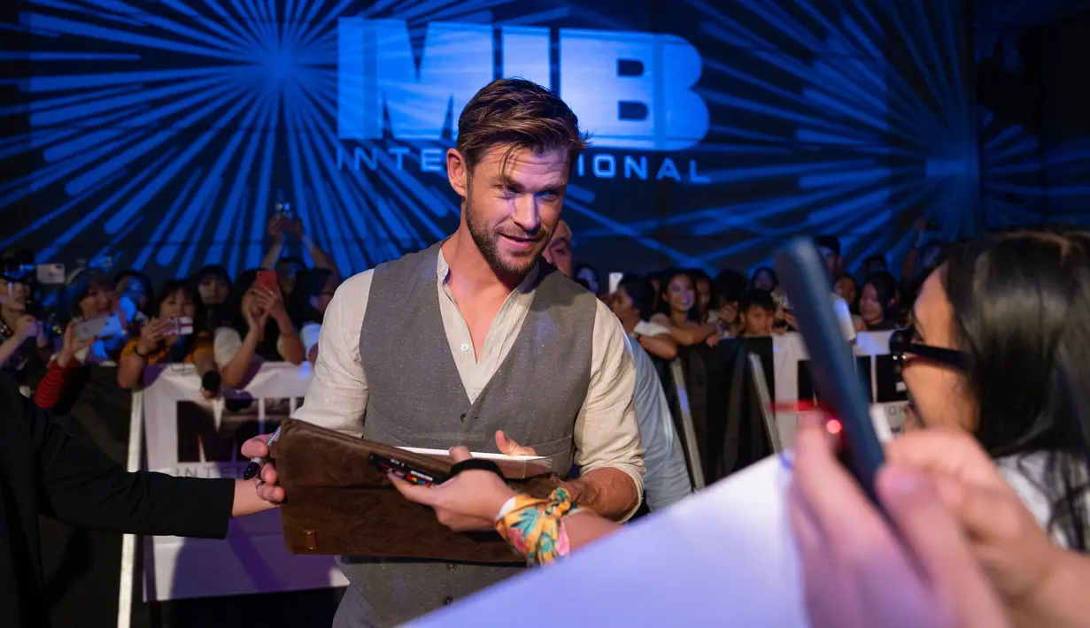Aktor asal Australia Chris Hemsworth menghadiri acara Men in Black: International Pan-Asian Media Summit Bali di Denpasar, Senin (27/5/2019). Kegiatan itu merupakan rangkaian promo film terbaru yang rencananya akan dirilis pada Juli mendatang. (ANTHONY KWAN/GETTY IMAGES NORTH AMERICA/AFP)