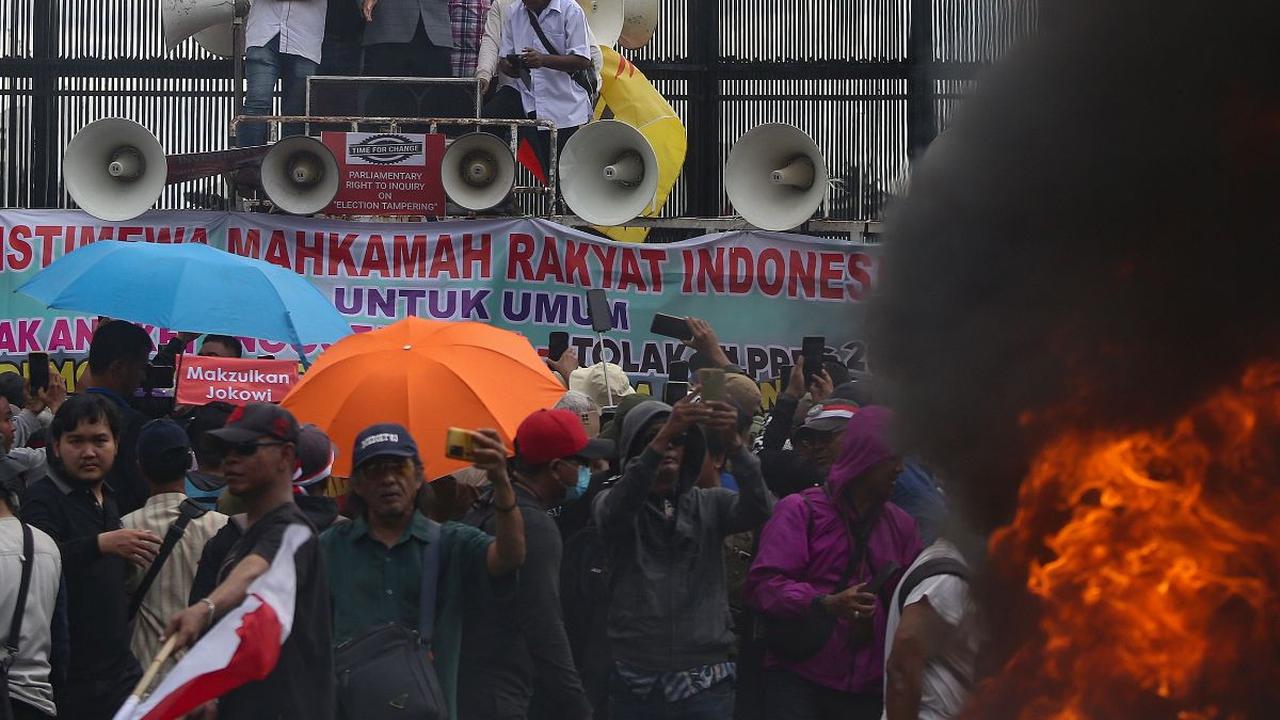 Massa yang tergabung dalam Koalisi Nasional Penyelamat Demokrasi membakar ban bekas saat berunjuk rasa di depan Gedung DPR/MPR, Jakarta, Selasa (5/3/2024). Dalam aksinya, mereka menolak Pemilu 2024 yang diduga penuh kecurangan dan rekayasa. Merdeka.com/