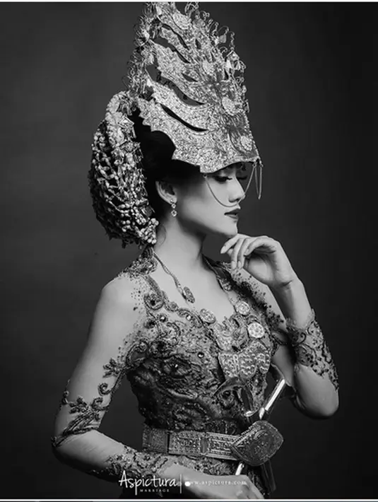 "Adat lebih banyak ke Bataknya karena gue dari keluarga Batak. Gue kemarin malah latihan nari Tortor. Itu sesuai adat ya, berhubung gue nggak pernah nari jadi diajarin," ujar Dika di kawasan KH Wahid Hasyim, Jakarta, Rabu (2/5). (Instagram/aldosinarta)