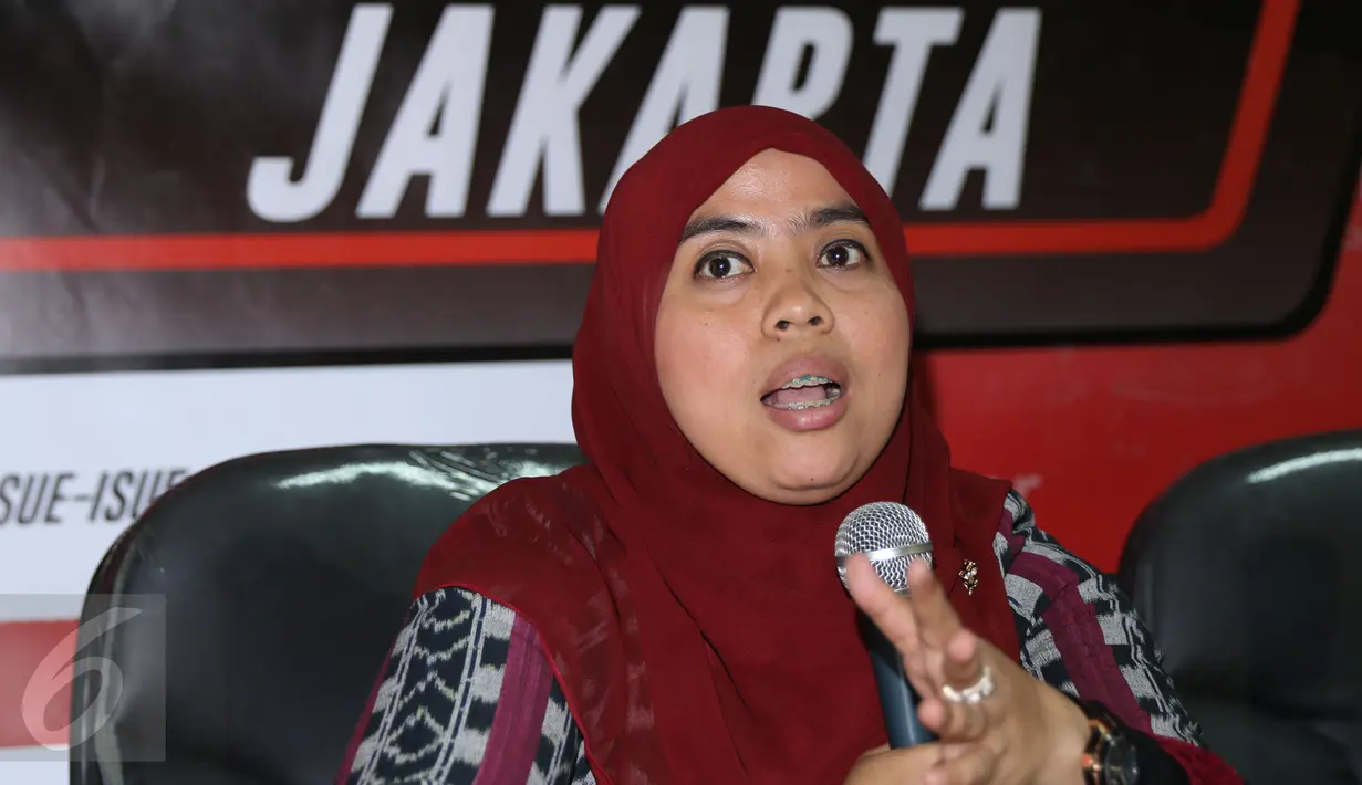 Komisioner KPUD DKI Jakarta, Betty Epsilon Idroos memberi pandangan saat diskusi bersama pengamat politik di gedung KPUD Jakarta, Kamis (12/1). Diskusi membahas Menakar Efektifitas Debat, Meraih Simpati Publik. (Liputan6.com/Helmi Fithriansyah)