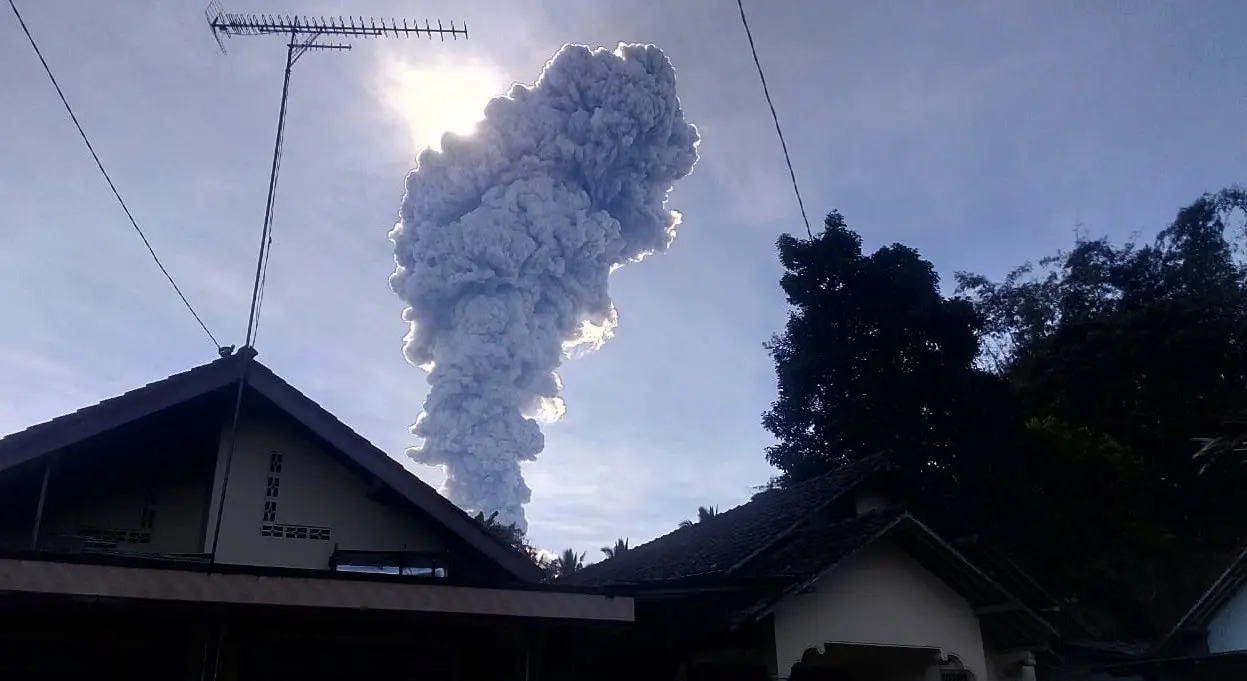 Asap letusan gunung Merapi menjulang tinggi dilihat dari kecamatan Srumbung Kabupaten Magelang yang berjarak 8 km dari Merapi. (foto: Liputan6.com/upik/edhie prayitno ige)