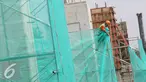 Pekerja menyelesaikan pembangunan proyek light rail transit (LRT) koridor Cibubur-Cawang di tepi Tol Jagorawi, Jakarta, Senin (19/9). Proyek transportasi dengan panjang lintasan mencapai 14,3km tersebut telah mencapai 10%. (Liputan6.com/Immanuel Antonius)