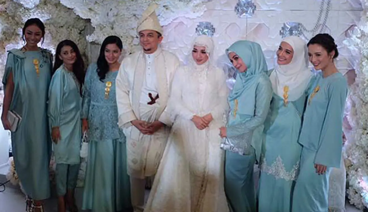 Hari pernikahan Laudya Cynthia Bella dan Engku Emran tidak hanya menjadi kebahagiaan untuk mereka berdua saja. Keluarga dan sahabat pun turut berbahagia dan mempersiapkan segalanya dengan matang. (Instagram/julstelle)