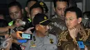 Gubernur DKI Jakarta Basuki Tjahaja Purnama (Ahok) usai menjalani pemeriksaan selama 12 jam di Gedung KPK, Jakarta, Selasa (12/4). Ahok dimintai keterangan terkait kasus dugaan korupsi pengadaan lahan RS Sumber Waras. (Liputan6.com/Helmi Afandi)