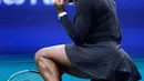 Ekspresi petenis Serena Williams saat memperoleh satu poin dalam laga melawan Caty McNally selama putaran kedua turnamen tenis AS Terbuka di New York, Amerika Serikat, Rabu (28/8/2019). Williams menang 5-7, 6 -3, 6-1. (AP Photo/Charles Krupa)