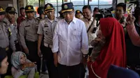 Menhub Budi Karya Sumadi (tengah) berbincang dengan penumpang saat meninjau kesiapan arus balik Lebaran di Terminal Kampung Rambutan, Jakarta, Selasa (19/6). (Liputan6.com/Faizal Fanani)