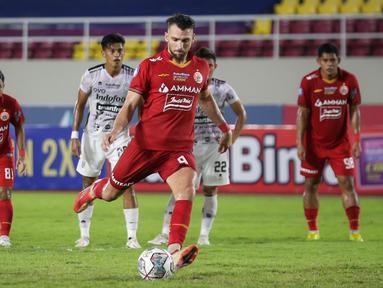 Marko Simic yang dipercaya untuk mengambil penalti bagi Persija Jakarta di menit akhir pertandingan gagal melakukan tugasnya dengan sempurna. Persija Jakarta pun kalah 0-1 dari Bali United. (Bola.com/Bagaskara Lazuardi)