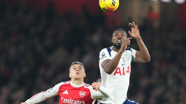 Leandro Trossard dari Arsenal dan Kevin Danso dari Tottenham berebut bola