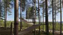 Mirrorcube adalah salah satu dari lima rancangan kamar diatas pohon milik Treehotel di Swedia. Fasilitas yang ditawarkan adalah kamar yang seakan transparan dan menyembunyikan keberadaanya dengan alam serta tergantung di pohon. (avocadogarden.com)