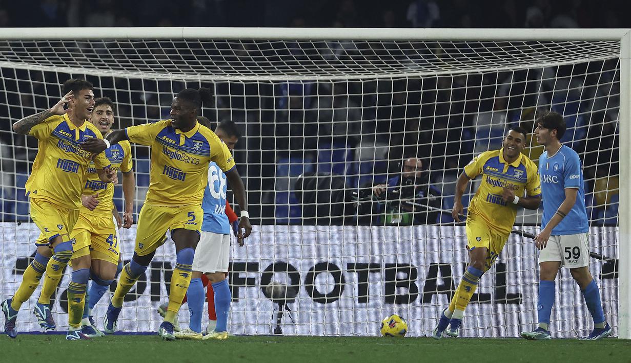 Tim papan atas Liga Italia, Napoli harus menelan pil pahit usai tersingkir dari babak 16 besar Coppa Italia 2023/2024 setelah kalah memalukan 0-4 di kandang sendiri dari Frosinone dalam laga yang berlangsung di Diego Armando Maradona Stadium, Naples, Rabu (20/12/2023) dini hari WIB. Pada babak pertama sebenarnya Napoli sempat membuat gol lewat Giovanni Simeone pada menit ke-38. Namun gol tersebut akhirnya dianulir lewat tinjauan VAR setelah Jesper Lindstrom terindikasi handball terlebih dahulu. Keempat gol Frosinone yang tercipta di babak kedua masing-masing dicetak oleh Enzo Barrenechea (65'), Giuseppe Caso (70'), eksekusi penati Walid Cheddira (90+1) dan Abdou Harroui (90+5). (LaPresse via AP Photo/Alessandro Garofalo)