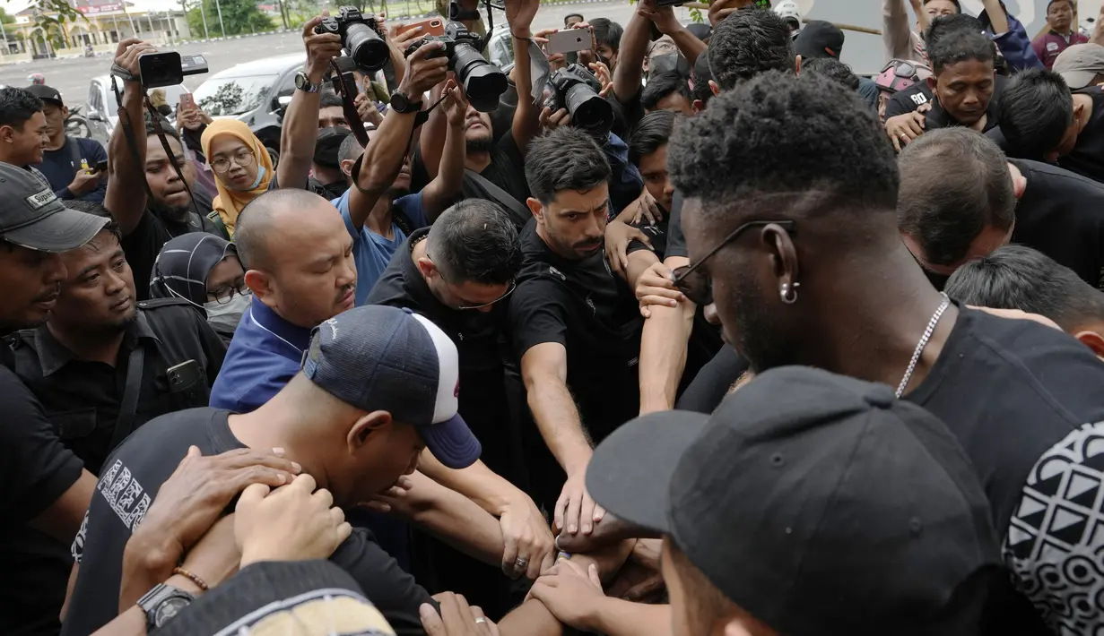 Para pemain dan ofisial klub Arema FC berdoa untuk para korban kerusuhan Stadion Kanjuruhan Malang di Malang, Senin, 3 Oktober 2022. Ratusan orang meninggal dunia dalam tragedi kerusuhan pada pertandingan sepak bola antara Arema Vs Persebaya di Stadion Kanjuruhan. (AP Photo/Achmad Ibrahim)