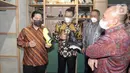 Menteri BUMN Erick Thohir (kiri), Menteri Koperasi dan UKM Teten Masduki (kanan), Direktur Utama BNI Royke Tumilaar (kedua kanan) dan pelaku UMKM saat meninjau BNI Xpora di Gedung Smesco Indonesia, Jakarta, Jumat (03/09/2021). (Liputan6.com/HO/BNI)
