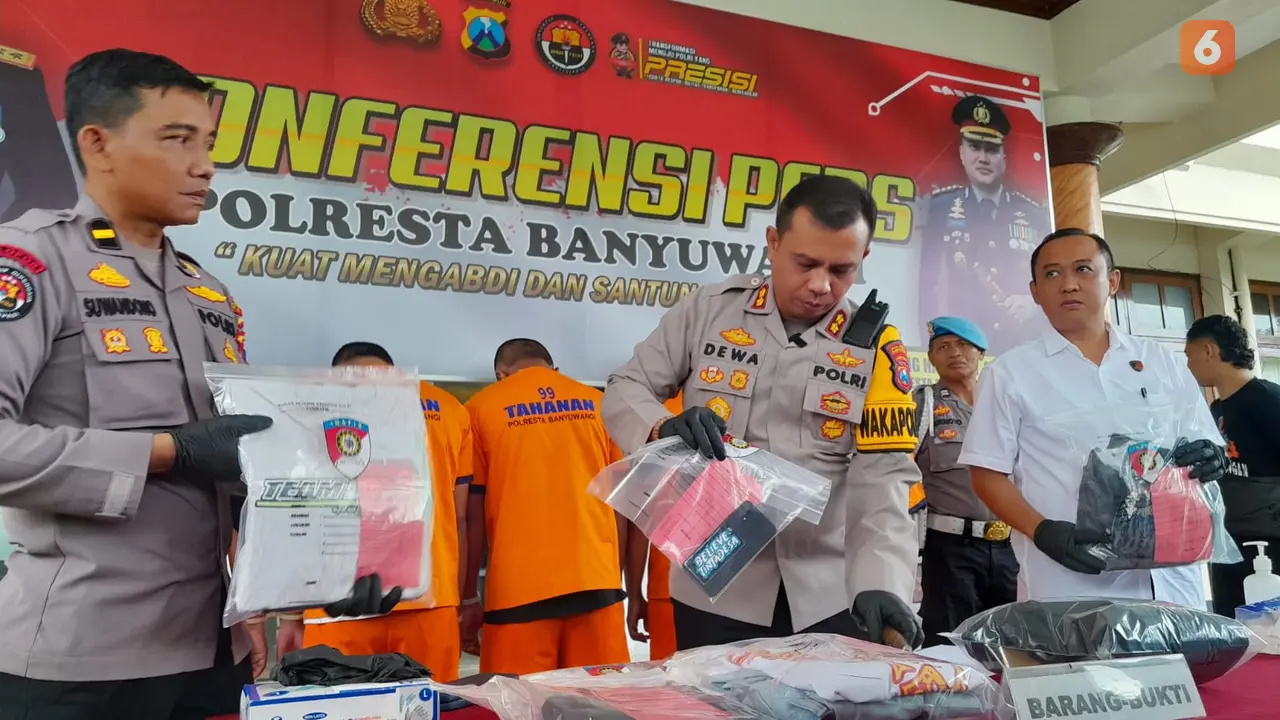Wakapolresta Banyuwangi AKBP Dewa Putu Eka Darmawan menunjukan sejumlah barang bukti  dalam jumpa pers kasus pengeroyokan seorang pesilan di Mapolresta Banyuwangi (Hermawan Arifianto/Liputan6.com)