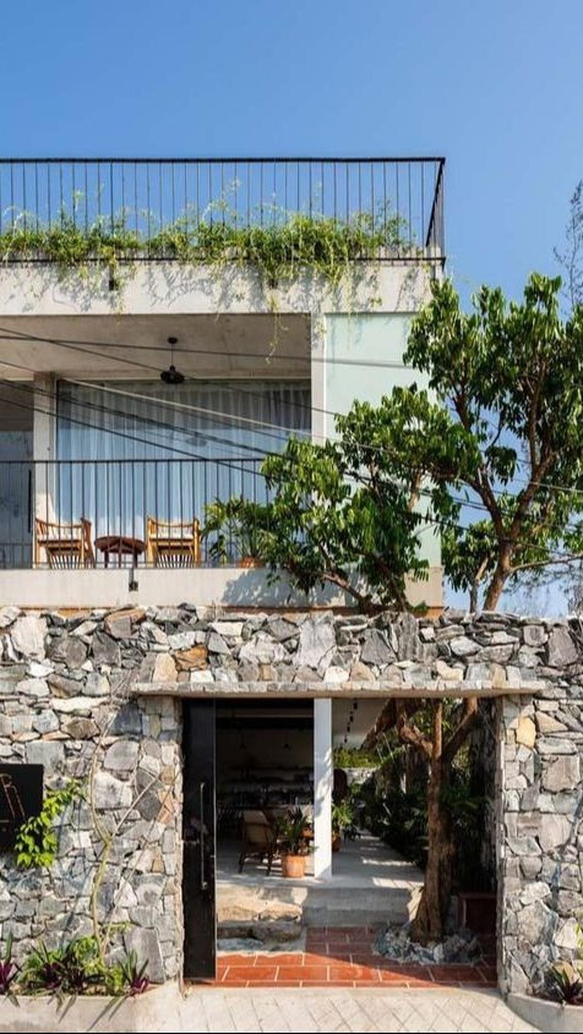 5. Rumah Unik Sederhana dengan Batu Alam pada Gerbang Depan<br>