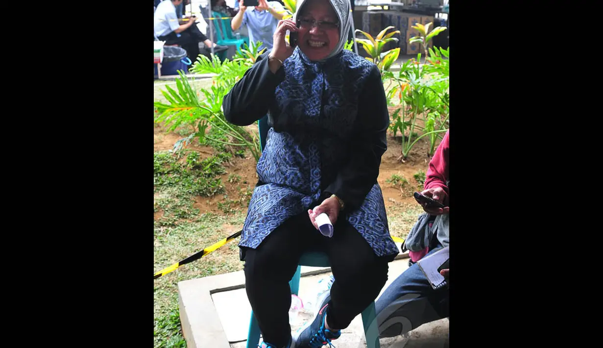 Selama mendampingi keluarga penumpang pesawat AirAsia, Walikota Risma tampil sederhana dan santai, Surabaya, Rabu (31/12/2014). (Liputan6.com/Johan Tallo)