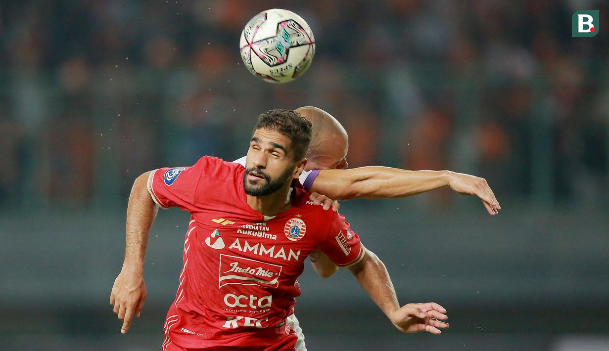 Pemain Persija Jakarta, Abdulla Yusuf Helal (depan) duel udara dengan pemain Persita Tangerang, Agustín Cattaneo pada laga pekan keenam BRI Liga 1 2022/2023 di Stadion Patriot Candrabhaga, Bekasi, Rabu (24/8/2022). (Bola.com/M Iqbal Ichsan)