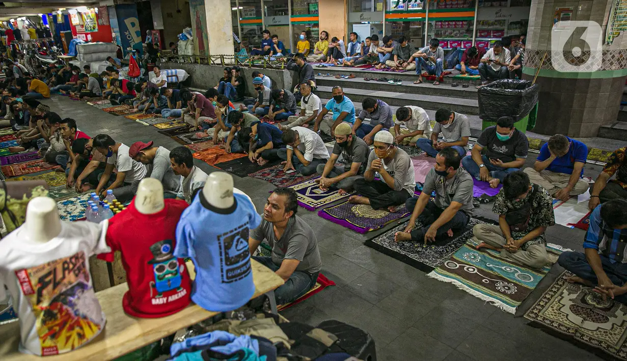 Umat muslim melaksanakan sholat Jumat pertama Ramadhan di Pasar Tanah Abang, Jakarta Pusat, Jumat, (16/4/2021). Fasilitas tempat ibadah yang tidak sebanding dengan jumlah pengunjung menyebabkan jemaah terpaksa melaksanakan ibadah sholat Jumat di selasar pertokoan. (Liputan6.com/Faizal Fanani)