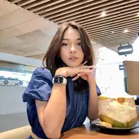 Nana Mirdad jarang memperlihatkan dirinya mengenakan makeup yang medok. Seperti terlihat dalam foto satu ini, walaupun dengan makeup minimalis, Nana terlihat cantik luar biasa. Foto: Instagram.