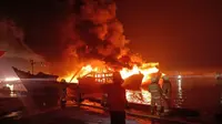 Kebakaran kapal di dermaga barat Pelabuhan Perikanan Samudera Nizam Zachman Muara Baru, Jakarta Utara, Selasa (5/9/2023) dini hari. (Sumber Foto: Twitter @BPBD DKI Jakarta).
