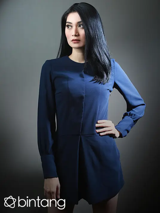 Ayu Pratiwi yang memiliki kesibukan syuting FTV ini bahkan sempat dimarahi lantaran terlalu banyak izin kerja karena sangat gemar dengan traveling. Serta diakui pula oleh Ayu jika ia sangat senang kemana pun. (Galih W. Satria/Bintang.com)