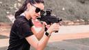 Rutin menjalani latihan menembak, Medina Dina sudah menggeluti hobi ini sejak lama. Sudah dari beberapa tahun belakangan, wanita ini pun sudah terbiasa dalam menggunakan berbagai jenis senjata dan dijuluki Lara Croft Indonesia oleh para netizen. (Liputan6.com/IG/@medinadinaaa)