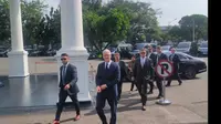 Chief Executive Officer (CEO) Apple Tim Cook tiba di Istana Kepresidenan Jakarta. Cook datang untuk bertemu dengan Presiden Jokowi. (Liputan6.com/Lizsa Egeham)