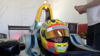 Pebalap Indonesia, Rio Haryanto, sedang bersiap untuk menguji mobil Formula E di Sirkuit Ricardo Tormo, Valencia, Spanyol, Selasa (3/10/2017). (Bola.com/Twitter/RHaryantoracing)