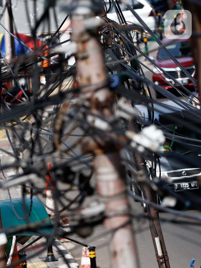 Kabel Kusut Jadi Pemandangan di Ibu Kota