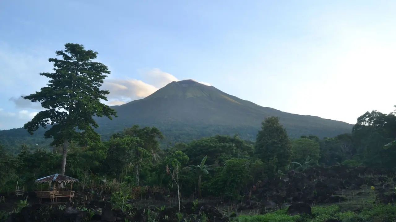 Gunung Kanlaon di Filipina yang meletus Selasa (13/5/2025) dini hari. (AFP/File)