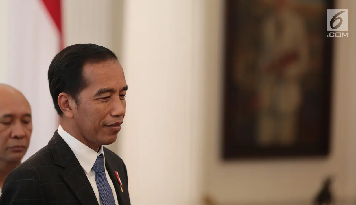 Presiden Jokowi memberikan keterangan seusai bertemu CEO Bukalapak Achmad Zaky di Istana Merdeka, Sabtu (16/2). Jokowi mengaku tidak terbawa perasaan karena cuitan Zaky soal kritik bujet research & development (R&D) Indonesia. (Liputan6.com/Angga Yuniar)