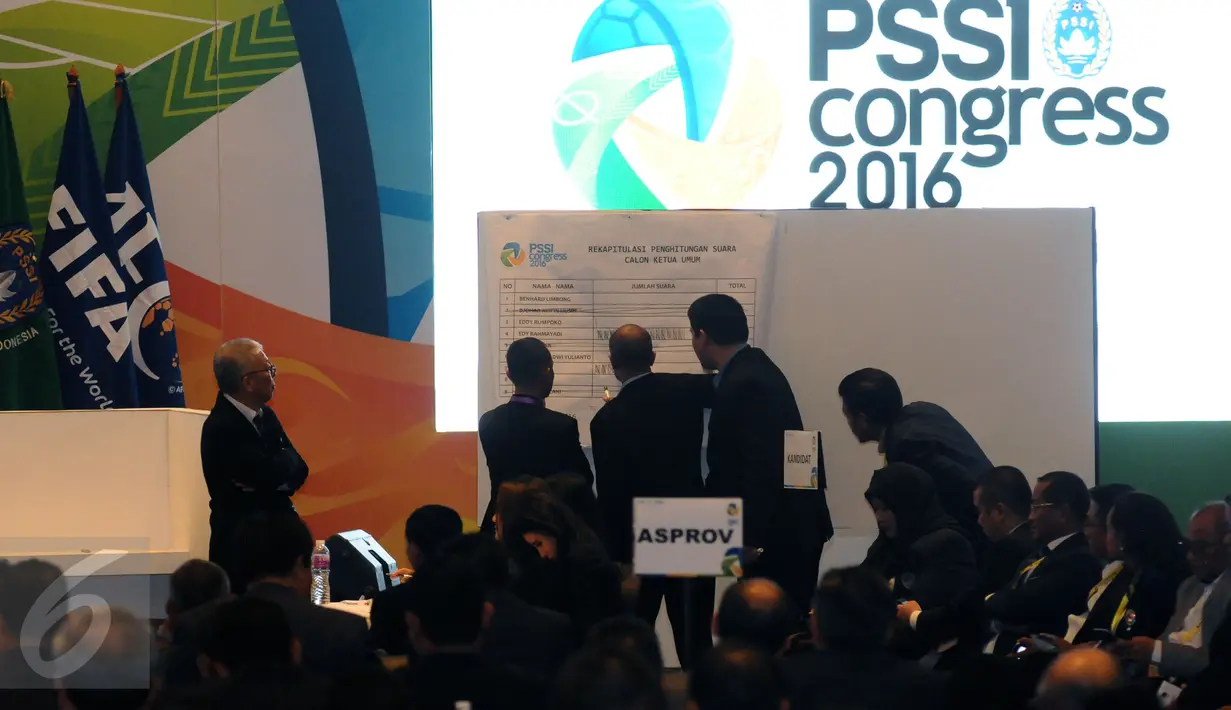 Perwakilan AFC (kiri) mengamati penghitungan suara pemilihan Ketua Umum PSSI 2016-2020 di Jakarta, Kamis (10/11). Edy Rahmayadi terpilih menjadi Ketua Umum PSSI melalui voting tertutup yang diikuti 107 pemilik suara. (Liputan6.com/Helmi Fithriansyah)