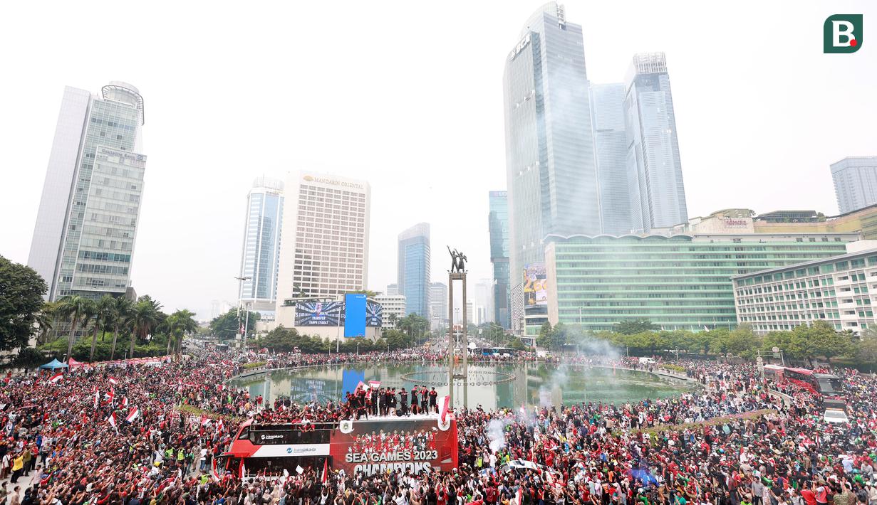 Bus yang ditumpangi Timnas Indonesia U-22 melewati Bundaran Hotel Indonesia saat pawai kontingen Indonesia untuk SEA Games 2023 yang bertajuk Kira87uara yang berlangsung di Jakarta, Jumat (19/05/2023). (Bola.com/M Iqbal Ichsan)