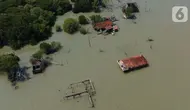 Potret rumah-rumah yang tersisa dan tenggelam akibat perubahan ikim di Rejosari Senik, Demak, Jawa tengah, Minggu (5/5/2024). (merdeka.com/Arie Basuki)
