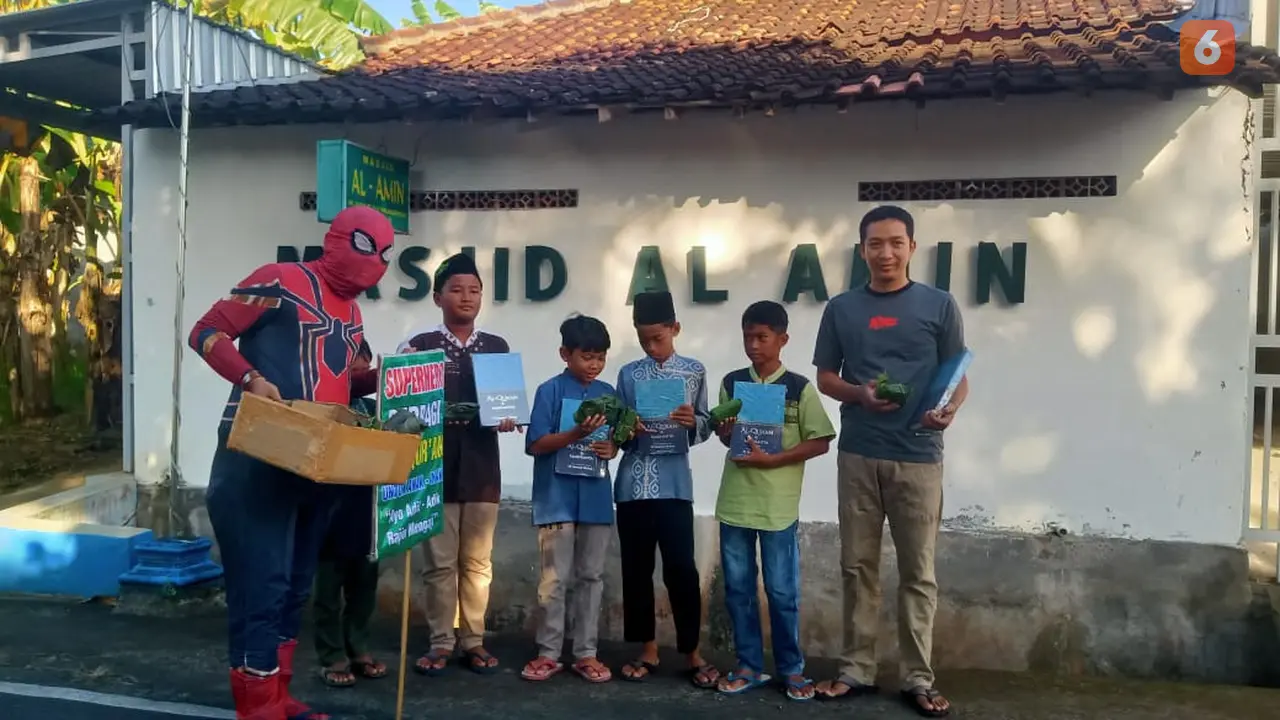 Wow, Ada Super Hero Masuk Masjid Bagikan Al-qur'an Gratis