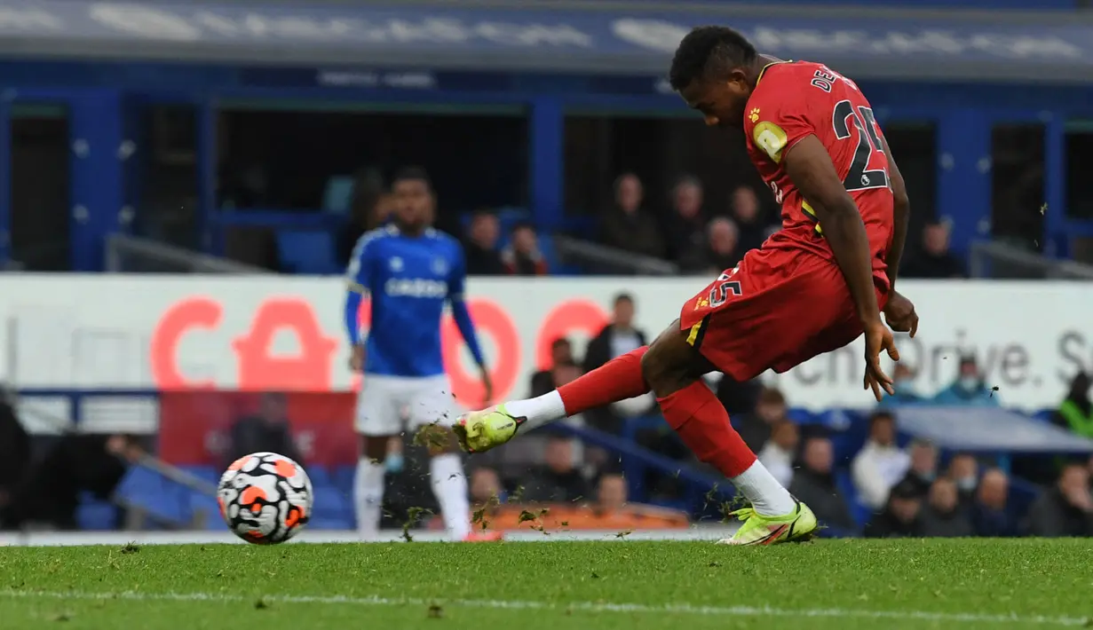 Emmanuel Dennis melengkapi kebangkitan Watford yang meraih kemenangan perdana mereka di Goodison Park dengan skor 5-2 atas Everton. (AFP/Paul Ellis)