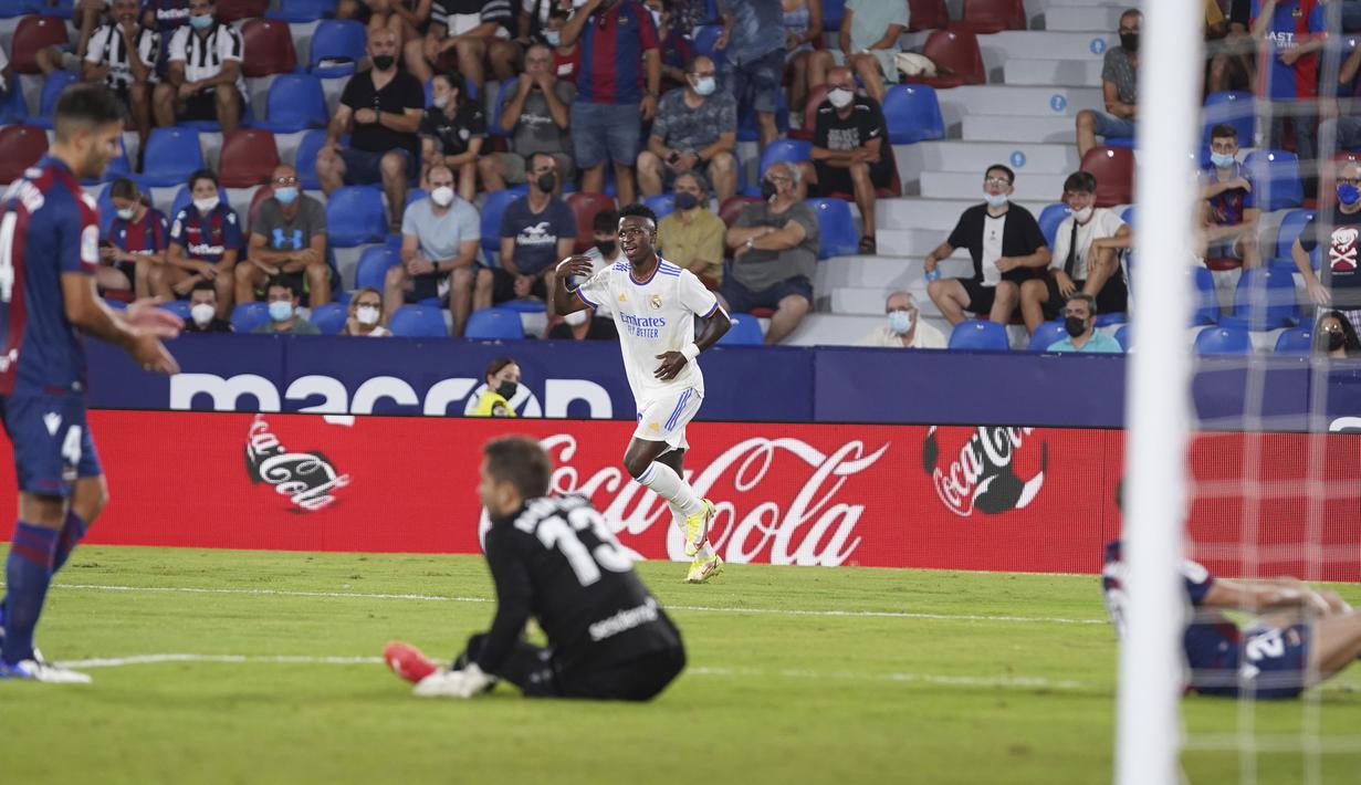Pemain Real Madrid Vinicius Junior (tengah atas) melakukan selebrasi usai mencetak gol ke gawang Levante pada pertandingan La Liga Spanyol di Stadion Ciutat de Valencia, Valencia, Spanyol, Minggu (22/8/2021). Pertandingan berakhir dengan skor 3-3. (AP Photo/Alberto Saiz)