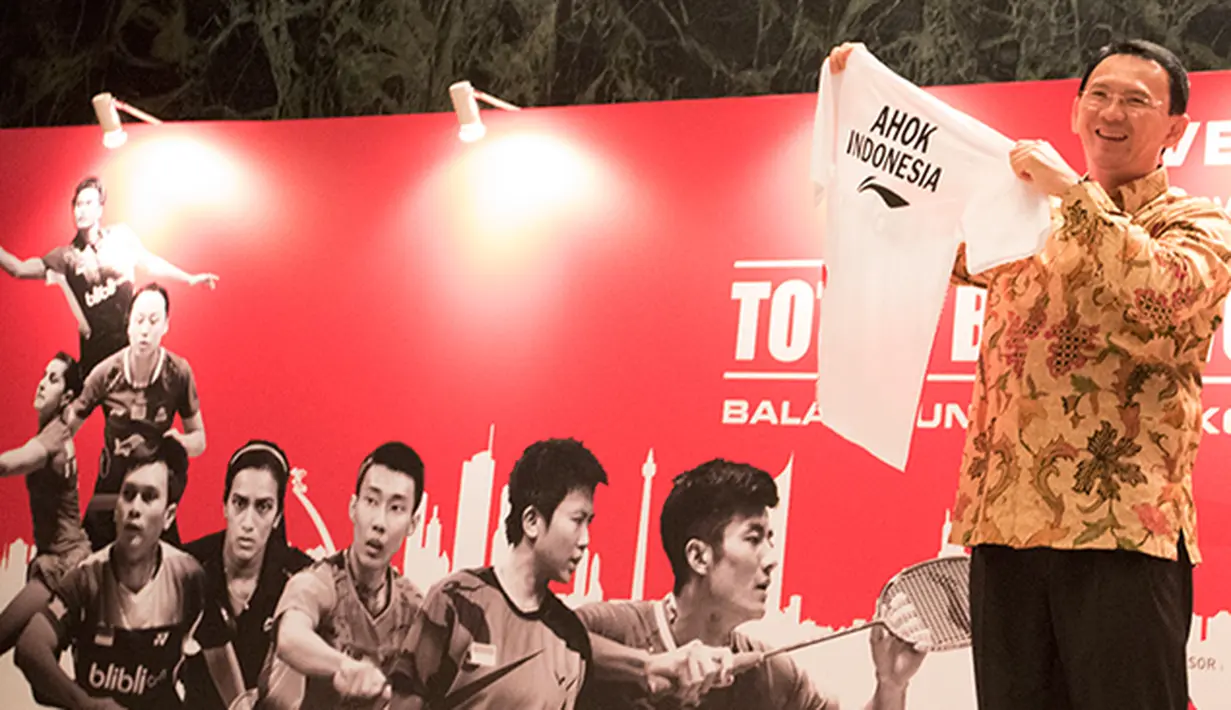Gubernur Jakarta Basuki T Purnama menunjukan kostum bulutangkis miliknya pada acara jamuan makan malam jelang Kejuaraan Dunia BWF 2015 di Balai Kota, Jakarta, Sabtu (8/8/2015). (Bola.com/Vitalis Yogi Trisna)