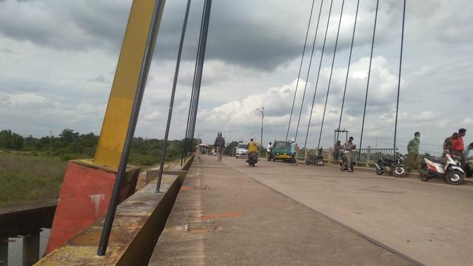 Kondisi sisi pinggir Jembatan Pesona Kabupaten Ogan Ilir Sumsel setelah besi pagar dicuri (Liputan6.com / Nefri Inge)
