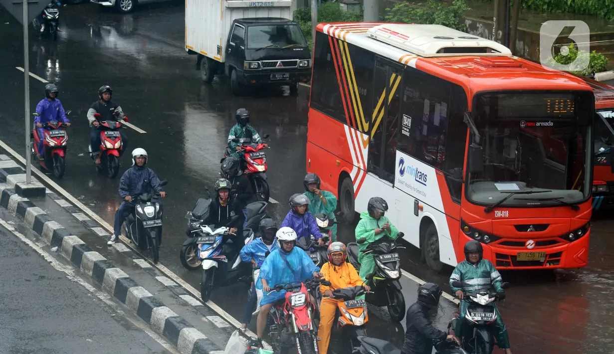 Pengendara antre melintasi Jalan Di Panjaitan dekat Halte Transjakarta Cawang Soetoyo yang banjir, Jakarta, Rabu (1/1/2020). Hujan yang mengguyur Jakarta sejak Selasa sore (31/12/2019) mengakibatkan banjir di sejumlah titik di Jakarta. (Liputan6.com/Helmi Fithriansyah)